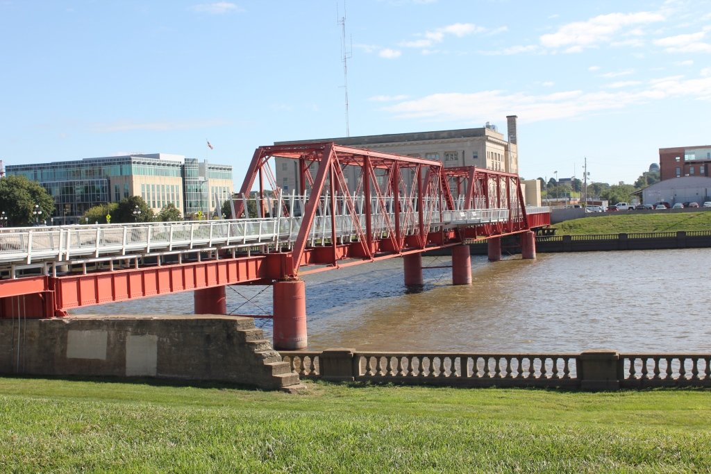 Des Moines Red Bridge